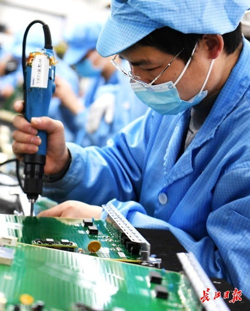 全神贯注 5g生产线上的年轻面庞