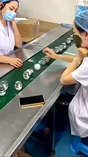 化妆品质检车间,美女的检测方法,感觉就像闹着玩